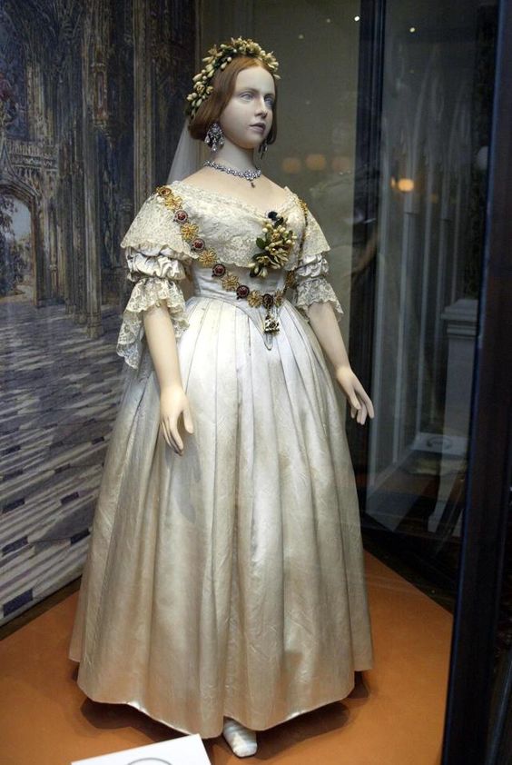 history of wedding gowns