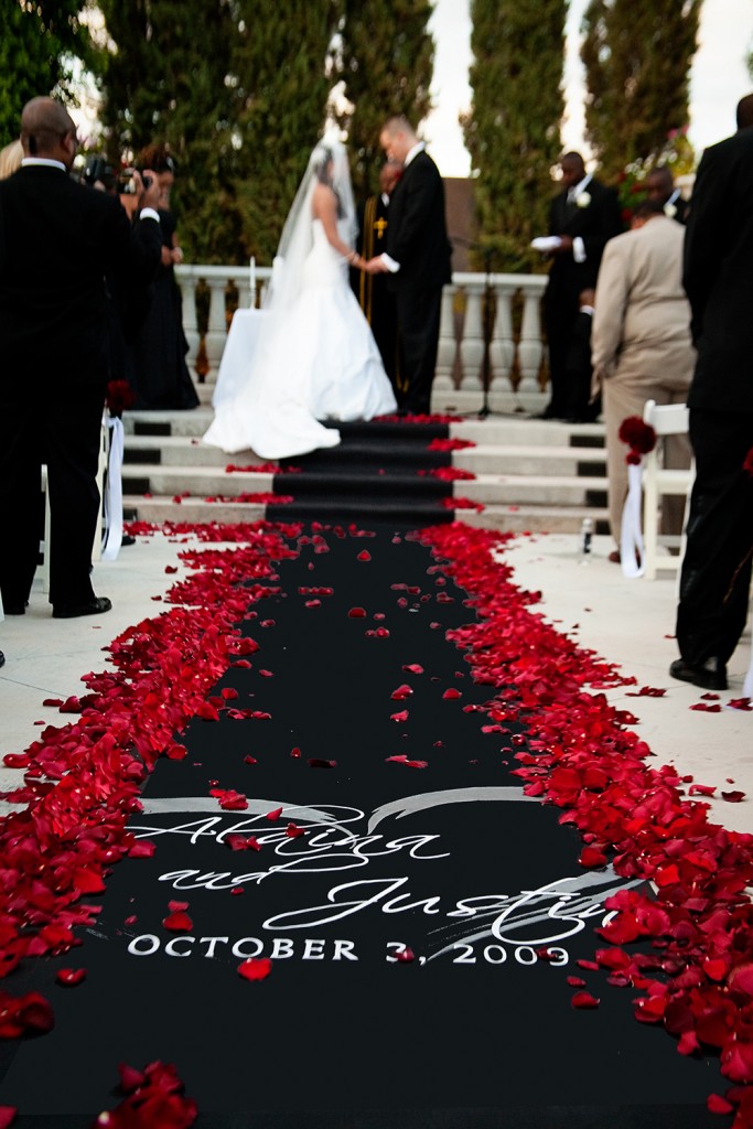 http://www.weddingnewsday.com/ideas/9027-black-and-red-wedding-ideas.html