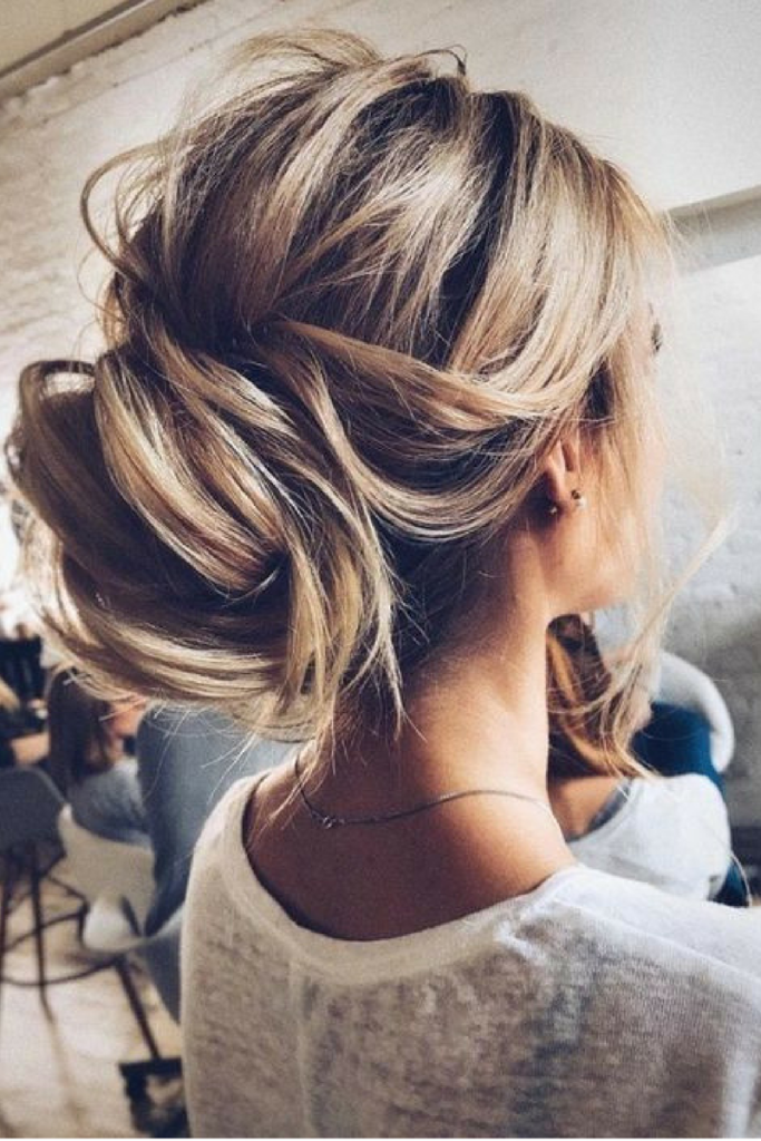 The Best Hairstyles for Your Prom Dress